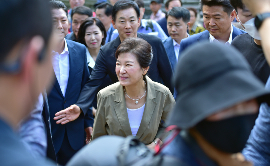 박근혜 전 대통령이 15일 오전 경북 구미시 상모동 박정희 전 대통령 생가를 방문하고 있다. [구미=연합뉴스]